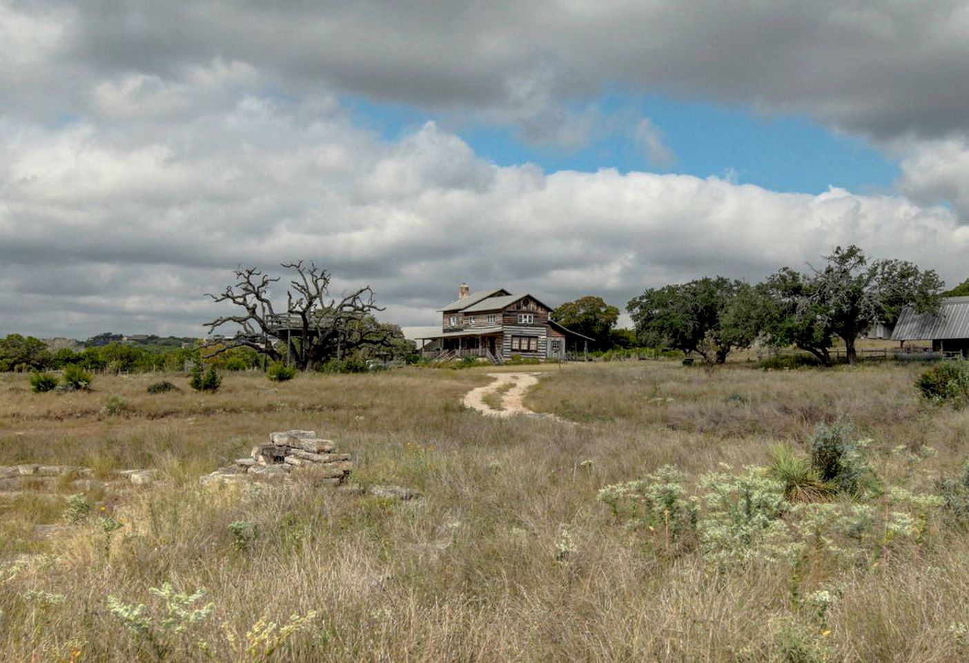 1800's Antique Log Cabin with Modern Amenities near Fredericksburg and Kerrville, Texas