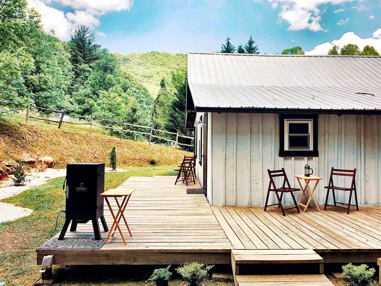 Beautiful white cabin with nature all around it for scenic hiking in North Carolina