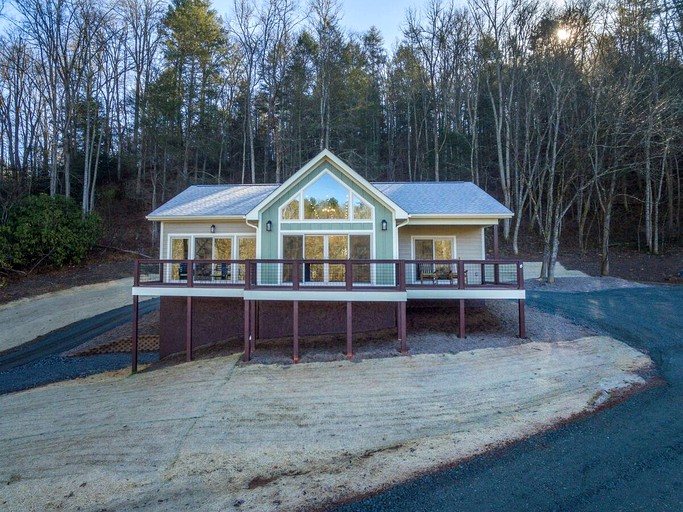 Cabins (Mars Hill, North Carolina, United States of America)