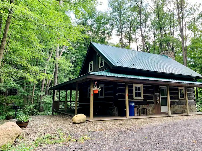 Log cabin rental for a vacation in Upstate New York