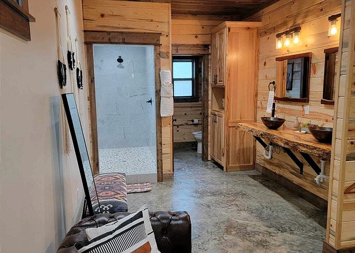 Ouachita Mountains Glamping Getaway: Cozy Pet-Friendly Cabin in Hochatown, Oklahoma, near Broken Bow Lake | Cabins (Hochatown, Oklahoma, United States