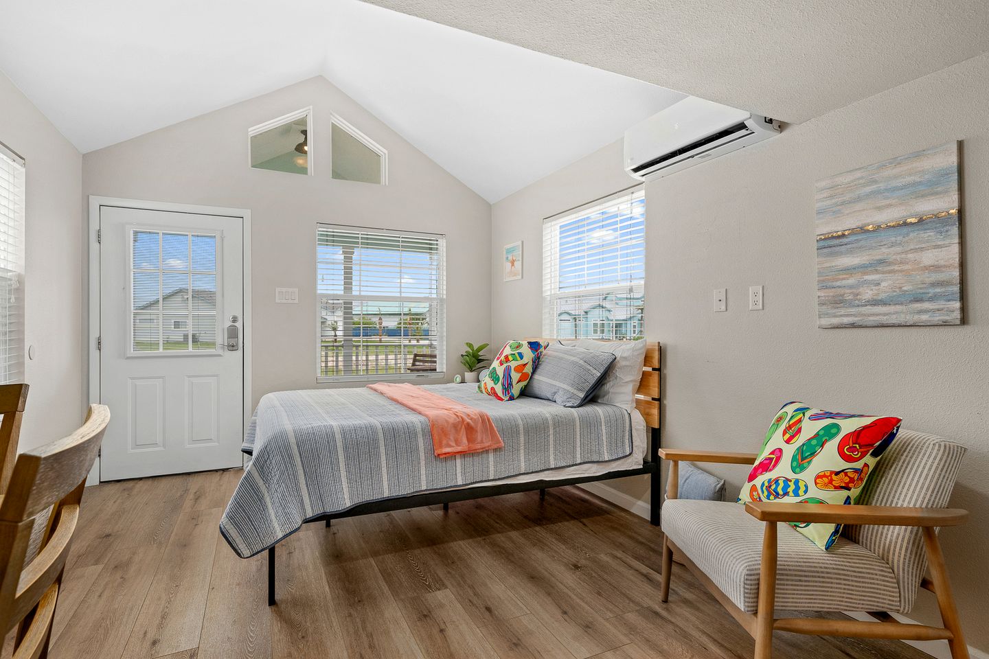 Luminous Small Cottage with Shared Pool in Rockport, Texas