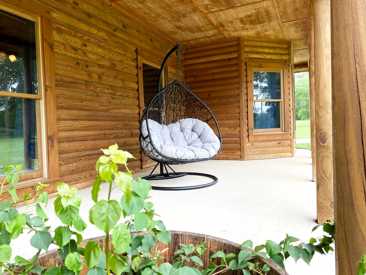 Fantastic Cabin Rental with Outdoor Living Space Ideal for a Lake Conroe Getaway