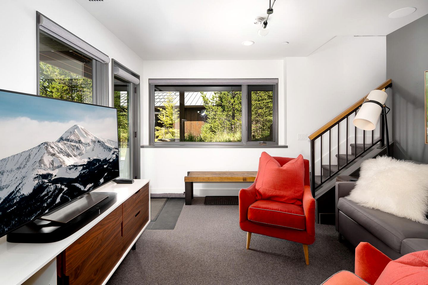 Lovely Design Cabin with Hot-Tub and Board Games in Big Sky, Montana