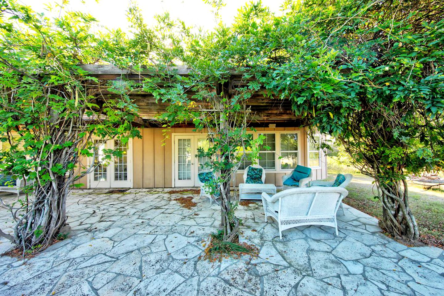 1800's Antique Log Cabin with Modern Amenities near Fredericksburg and Kerrville, Texas