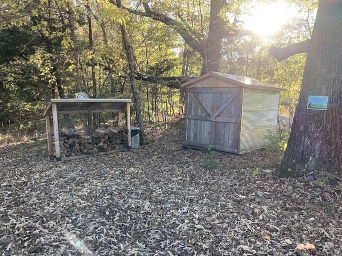 Cabins (Springville, Tennessee, United States of America)