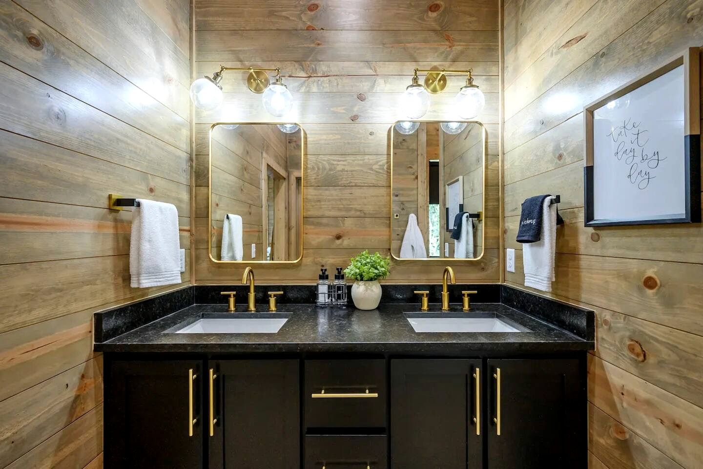 Peaceful and Romantic Glamping Cabin in Southeastern Oklahoma, near Hochatown and Broken Bow