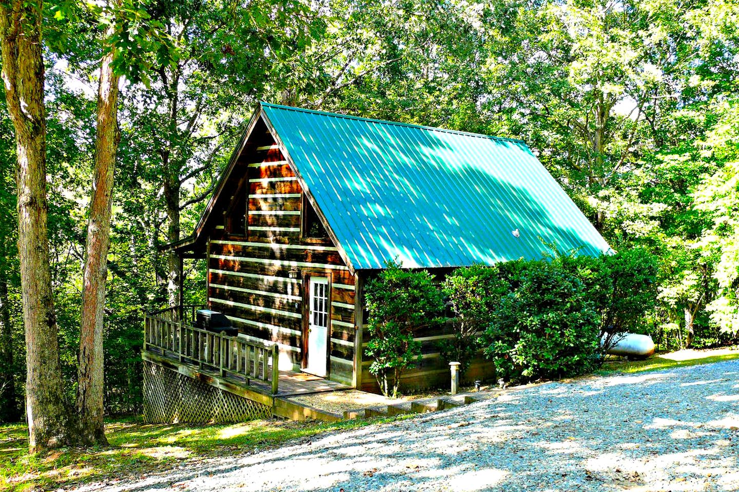 Snug and Cozy Cabin Rental with a Hot Tub near Copperhill for a Relaxing Vacation in Tennessee