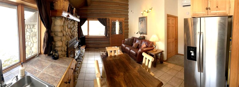 Montana Mountain Glamping: Charming Log Cabin with a Private Hot Tub in Darby | Log Cabins (Darby, Montana, United States of America)