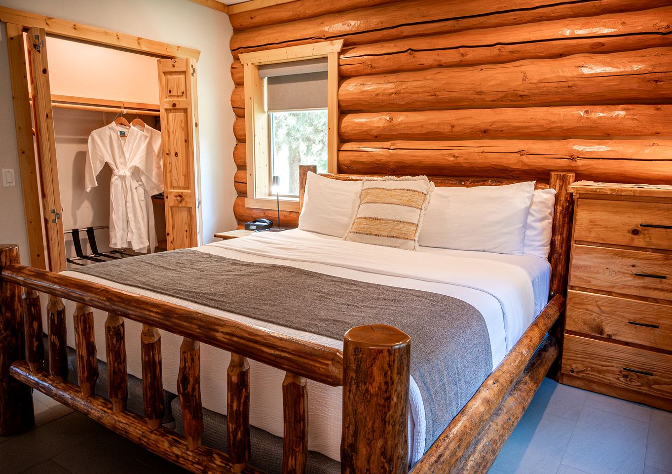 Spacious Pet-Friendly Log Cabin with King Bed & Full Kitchen | Bonners Ferry, Idaho Retreat