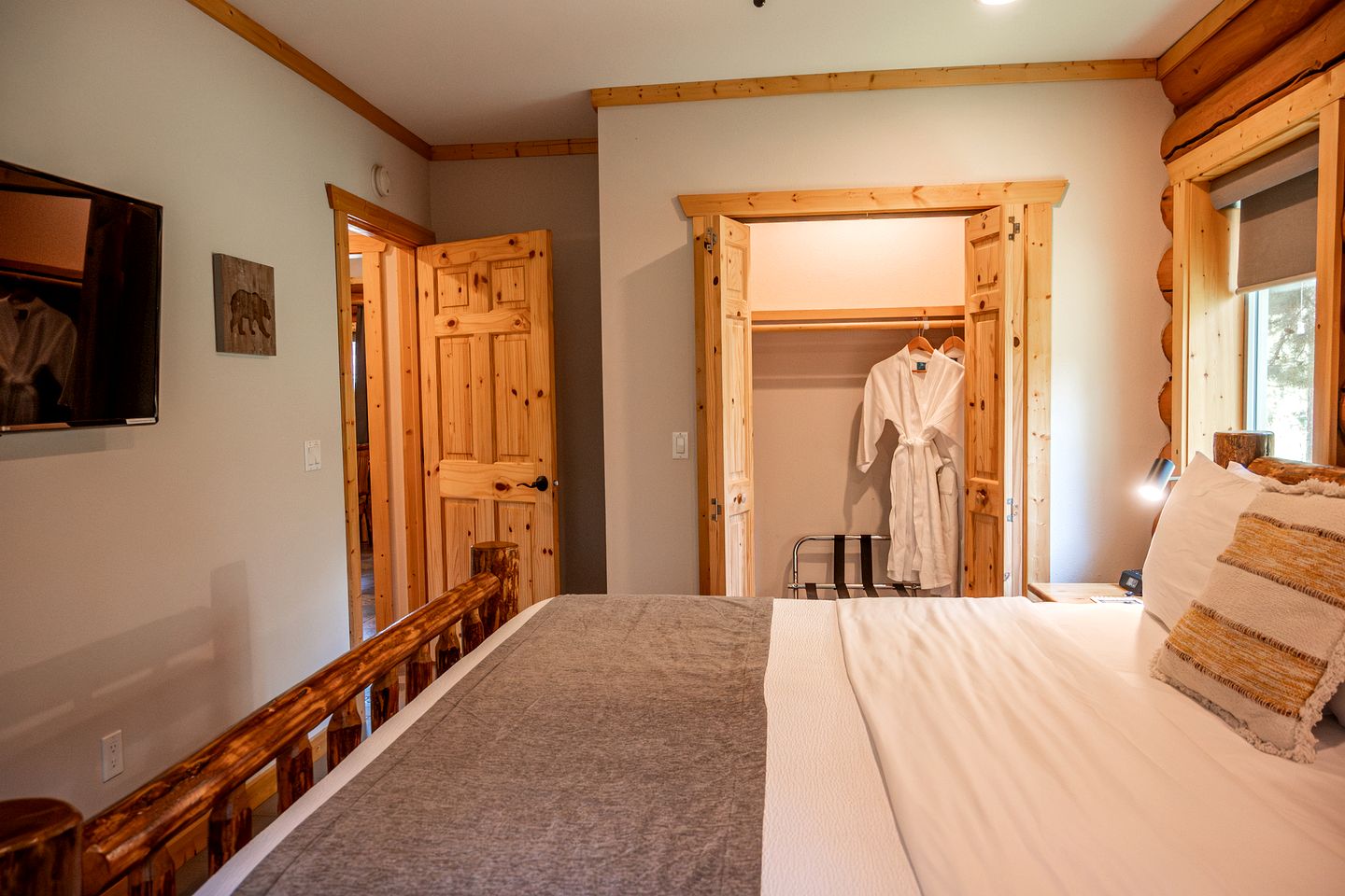 Spacious Pet-Friendly Log Cabin with King Bed & Full Kitchen | Bonners Ferry, Idaho Retreat