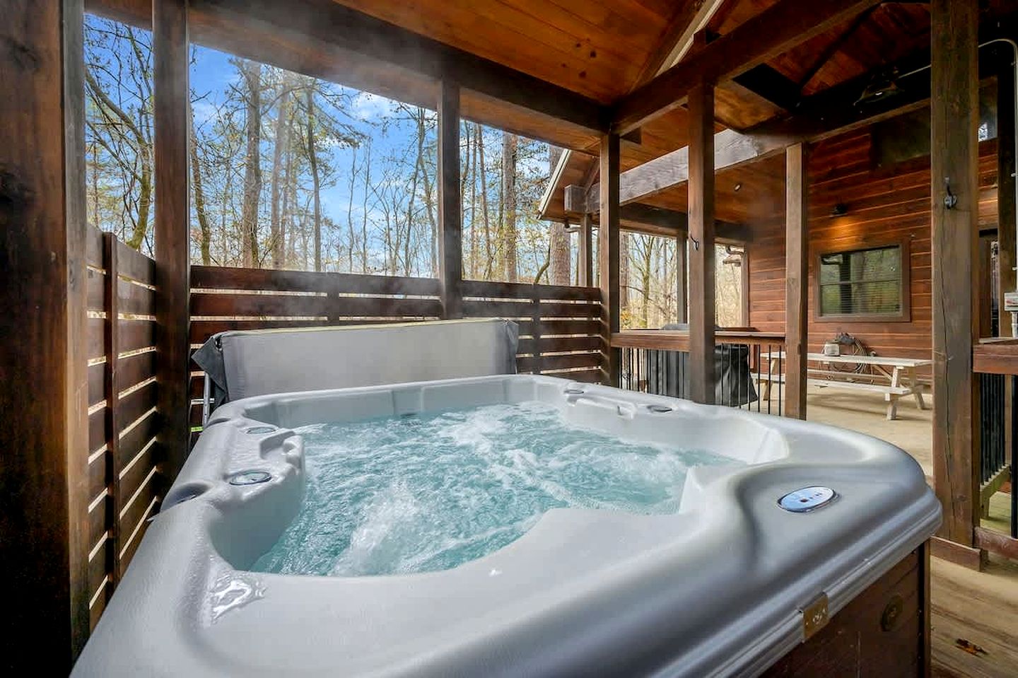 Peaceful Secluded Cabin with Hot Tub, Game Room & Fireplaces Near Beavers Bend State Park, Broken Bow OK