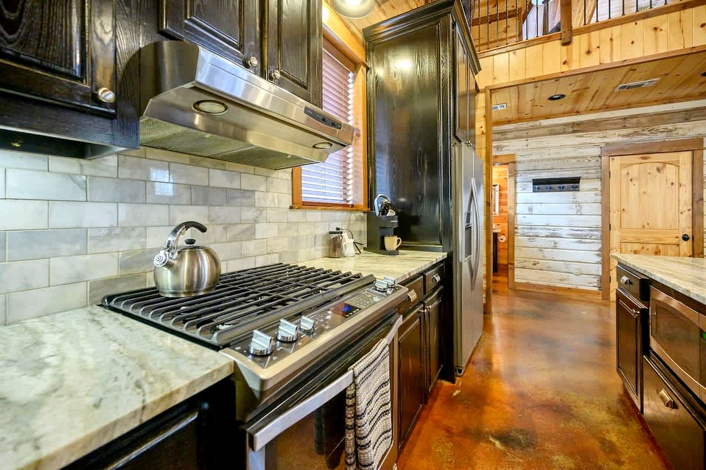 Peaceful Secluded Cabin with Hot Tub, Game Room & Fireplaces Near Beavers Bend State Park, Broken Bow OK