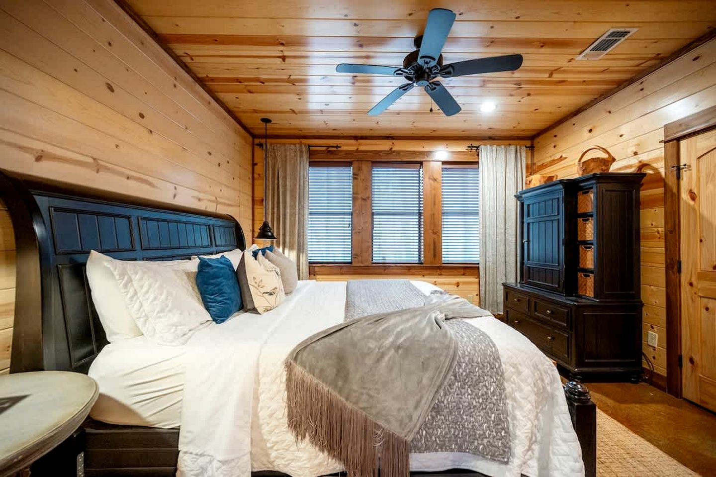 Peaceful Secluded Cabin with Hot Tub, Game Room & Fireplaces Near Beavers Bend State Park, Broken Bow OK