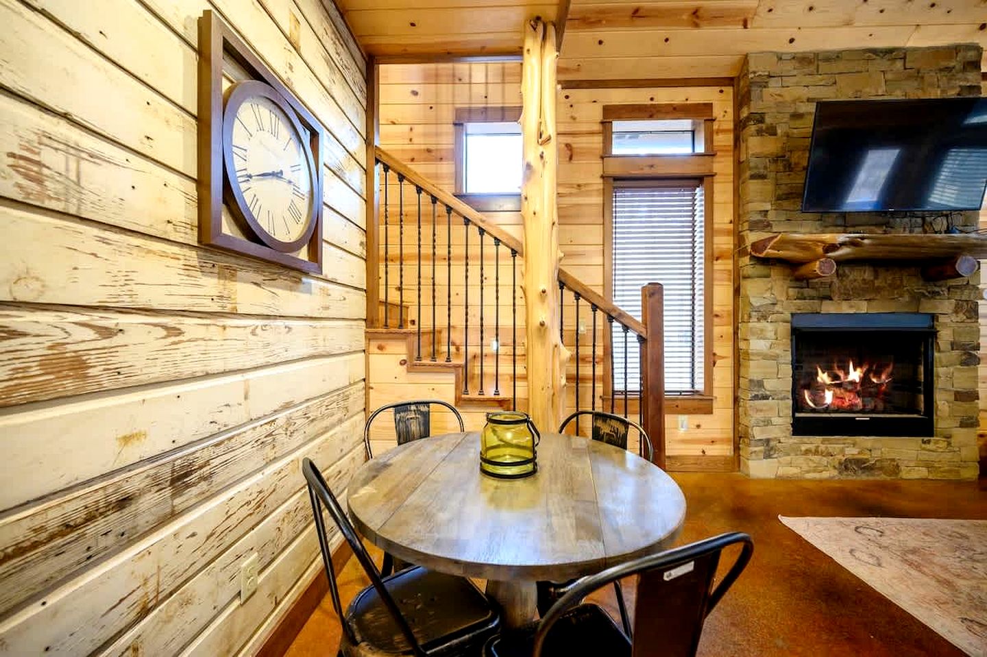 Peaceful Secluded Cabin with Hot Tub, Game Room & Fireplaces Near Beavers Bend State Park, Broken Bow OK