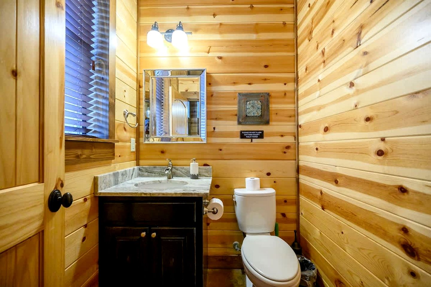 Peaceful Secluded Cabin with Hot Tub, Game Room & Fireplaces Near Beavers Bend State Park, Broken Bow OK