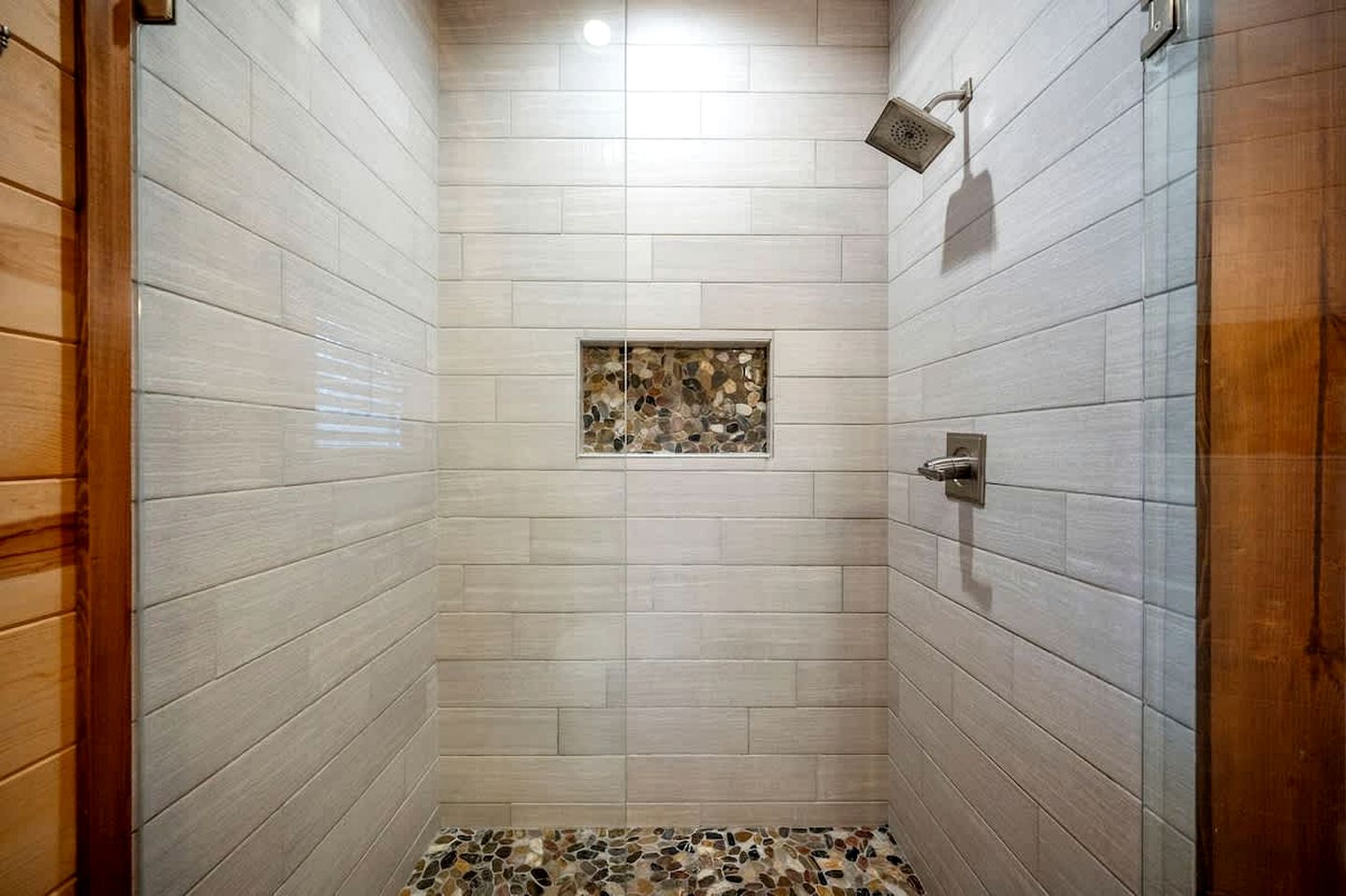 Peaceful Secluded Cabin with Hot Tub, Game Room & Fireplaces Near Beavers Bend State Park, Broken Bow OK