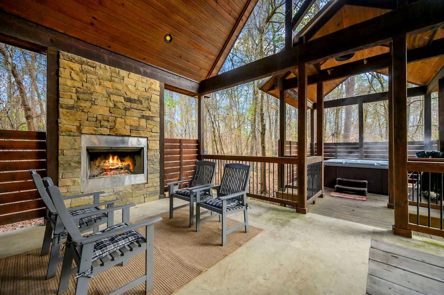 Peaceful Secluded Cabin with Hot Tub, Game Room & Fireplaces Near Beavers Bend State Park, Broken Bow OK