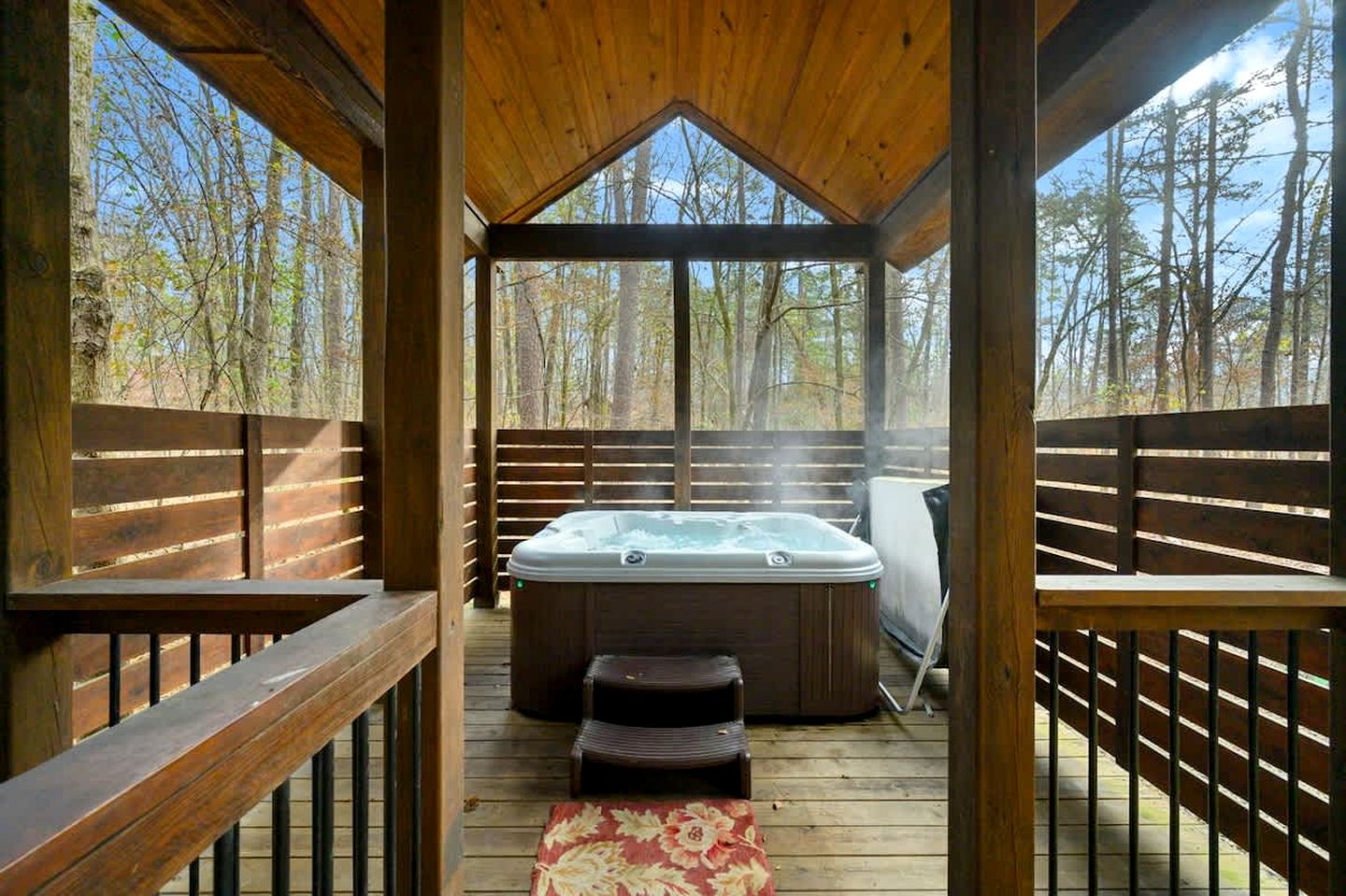 Peaceful Secluded Cabin with Hot Tub, Game Room & Fireplaces Near Beavers Bend State Park, Broken Bow OK