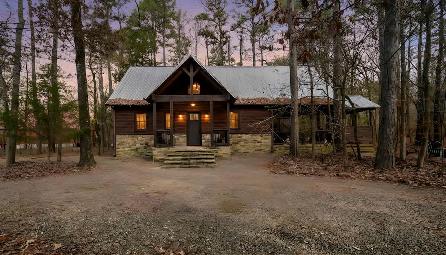 Peaceful Secluded Cabin with Hot Tub, Game Room & Fireplaces Near Beavers Bend State Park, Broken Bow OK