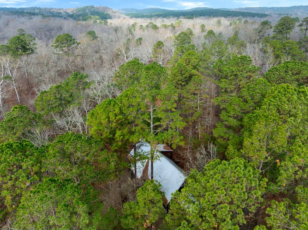 Peaceful Secluded Cabin with Hot Tub, Game Room & Fireplaces Near Beavers Bend State Park, Broken Bow OK