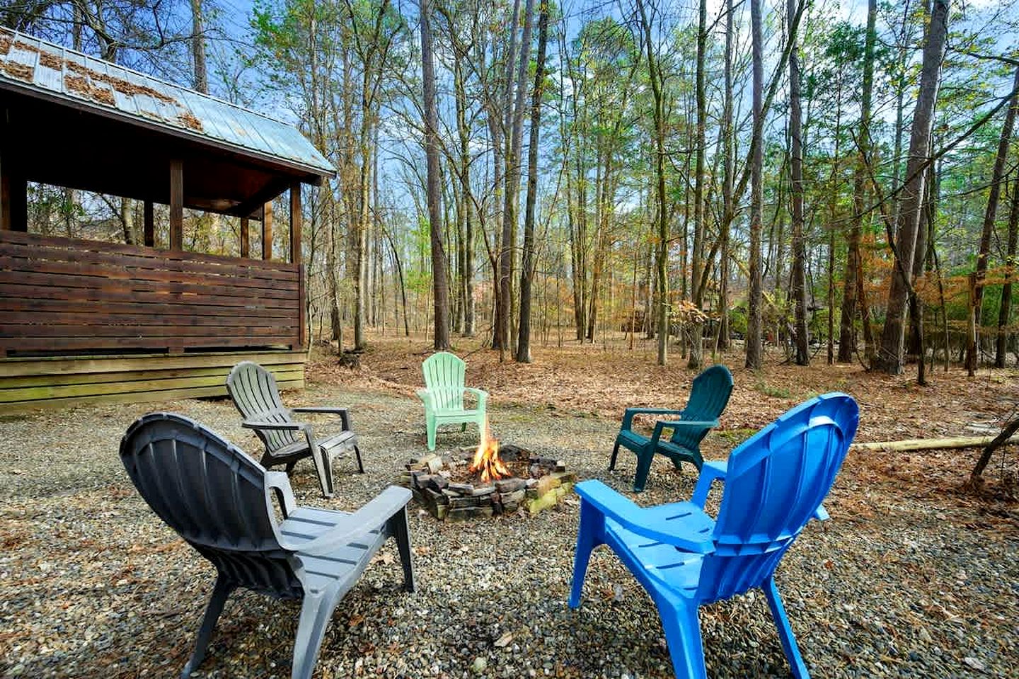 Peaceful Secluded Cabin with Hot Tub, Game Room & Fireplaces Near Beavers Bend State Park, Broken Bow OK