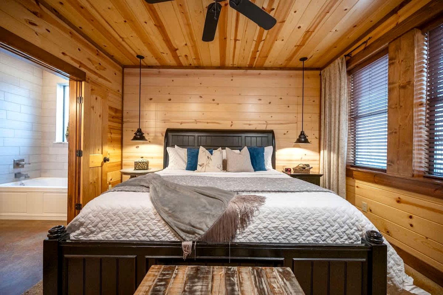 Peaceful Secluded Cabin with Hot Tub, Game Room & Fireplaces Near Beavers Bend State Park, Broken Bow OK