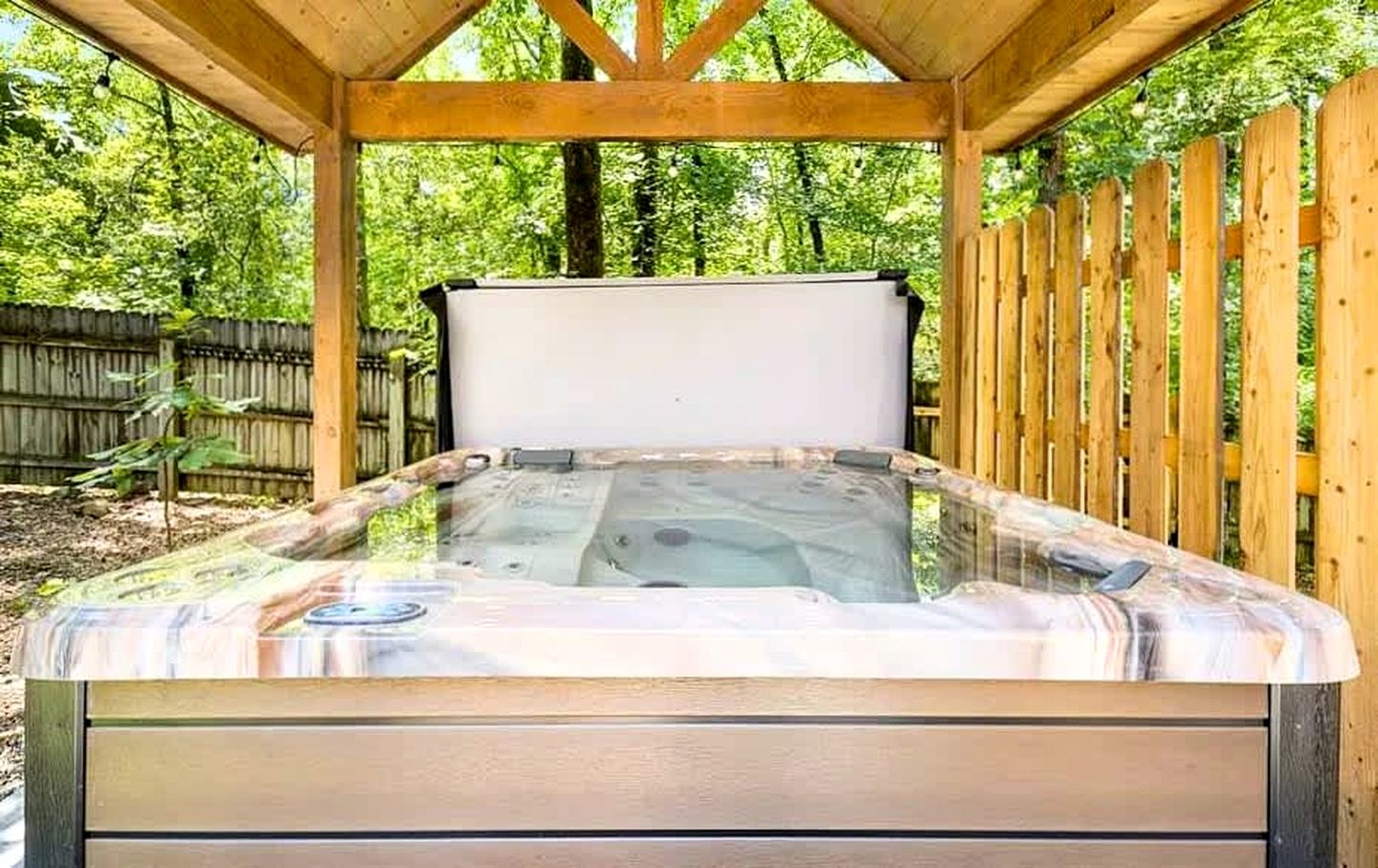 Cozy Pine-Lined Cabin with Hot Tub & Fire Pit Near Broken Bow Lake, Broken Bow OK