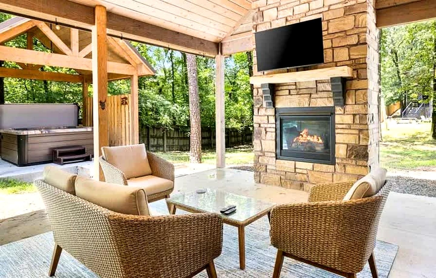 Cozy Pine-Lined Cabin with Hot Tub & Fire Pit Near Broken Bow Lake, Broken Bow OK