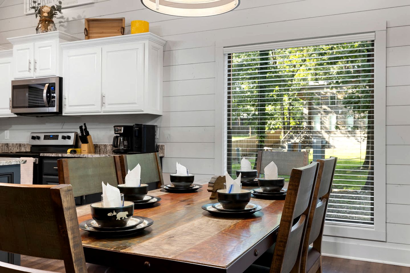 Cozy Pine-Lined Cabin with Hot Tub & Fire Pit Near Broken Bow Lake, Broken Bow OK