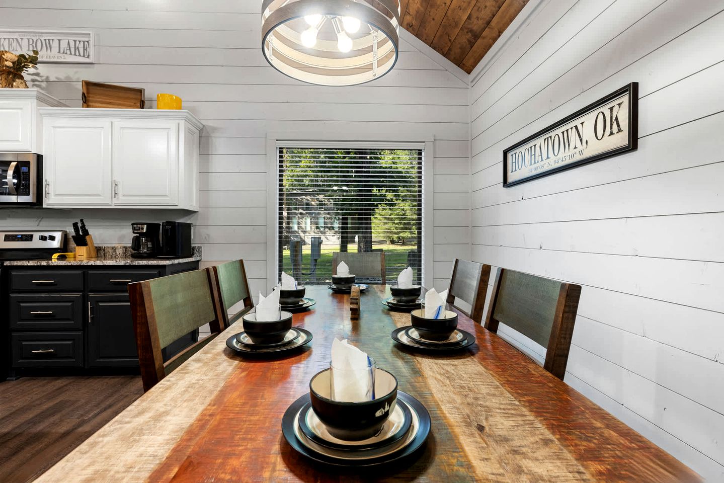 Cozy Pine-Lined Cabin with Hot Tub & Fire Pit Near Broken Bow Lake, Broken Bow OK