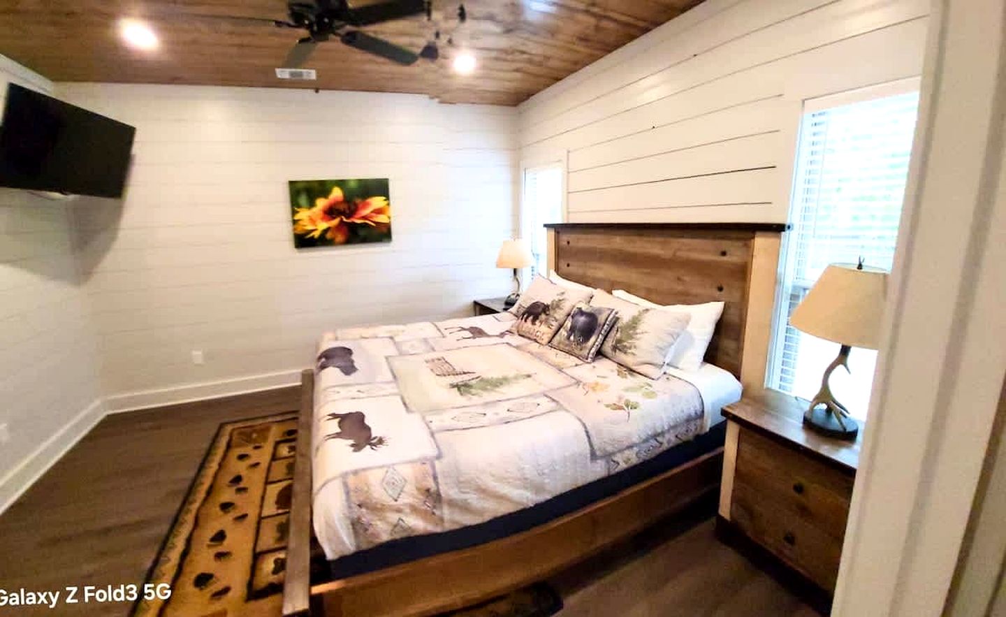 Cozy Pine-Lined Cabin with Hot Tub & Fire Pit Near Broken Bow Lake, Broken Bow OK