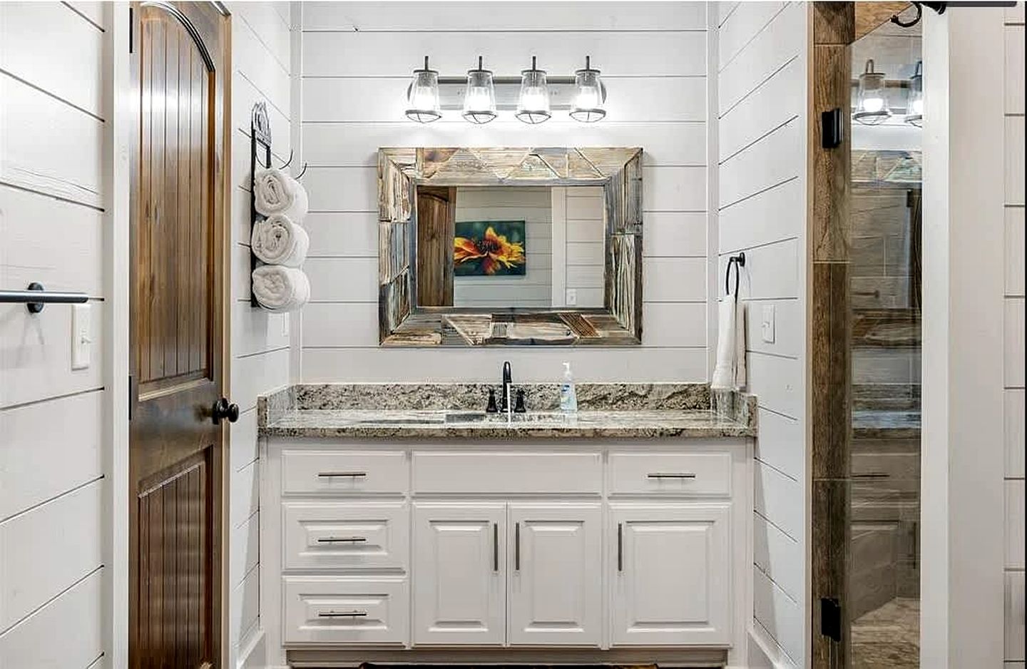 Cozy Pine-Lined Cabin with Hot Tub & Fire Pit Near Broken Bow Lake, Broken Bow OK