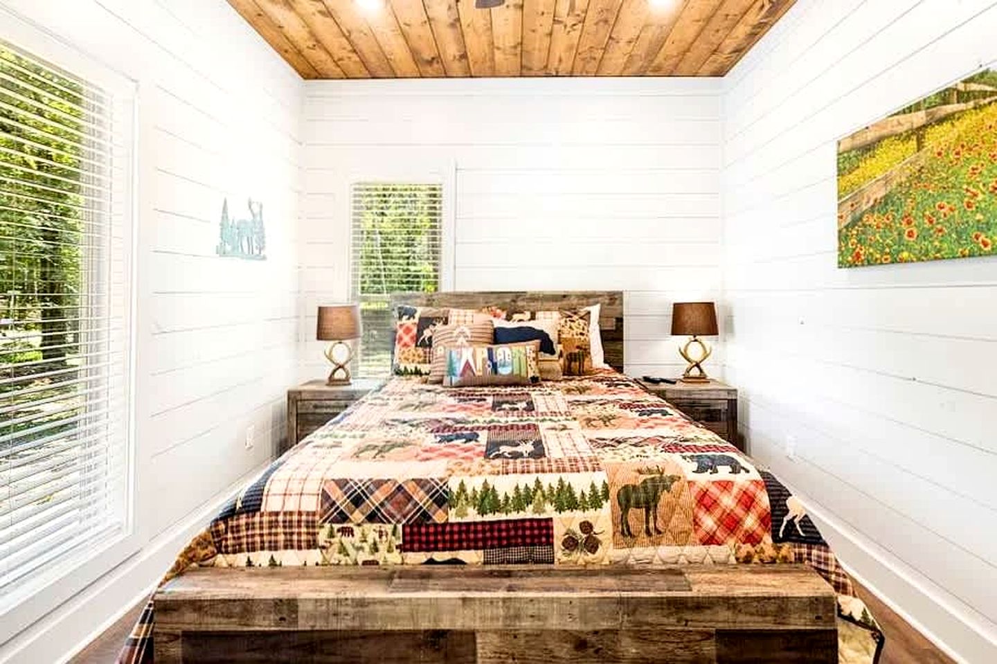 Cozy Pine-Lined Cabin with Hot Tub & Fire Pit Near Broken Bow Lake, Broken Bow OK