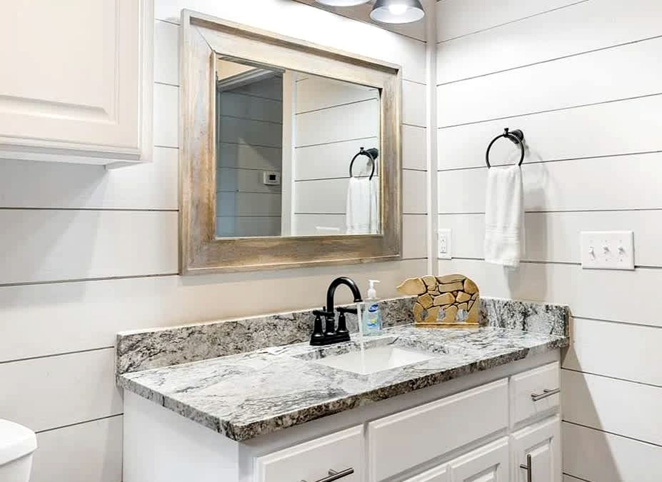 Cozy Pine-Lined Cabin with Hot Tub & Fire Pit Near Broken Bow Lake, Broken Bow OK