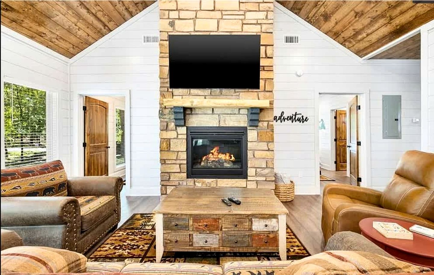 Cozy Pine-Lined Cabin with Hot Tub & Fire Pit Near Broken Bow Lake, Broken Bow OK
