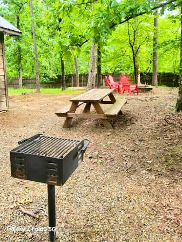Cozy Pine-Lined Cabin with Hot Tub & Fire Pit Near Broken Bow Lake, Broken Bow OK