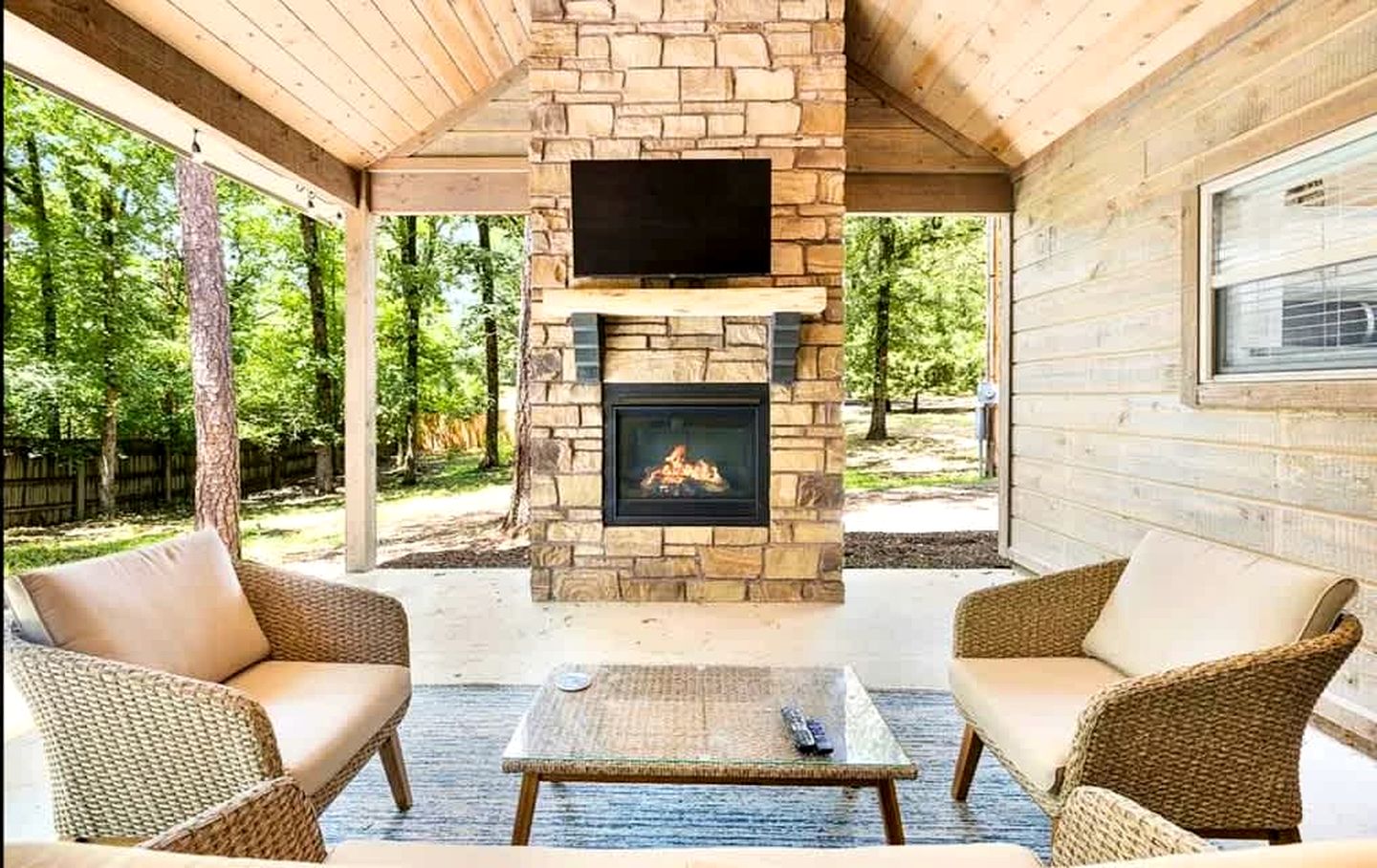 Cozy Pine-Lined Cabin with Hot Tub & Fire Pit Near Broken Bow Lake, Broken Bow OK