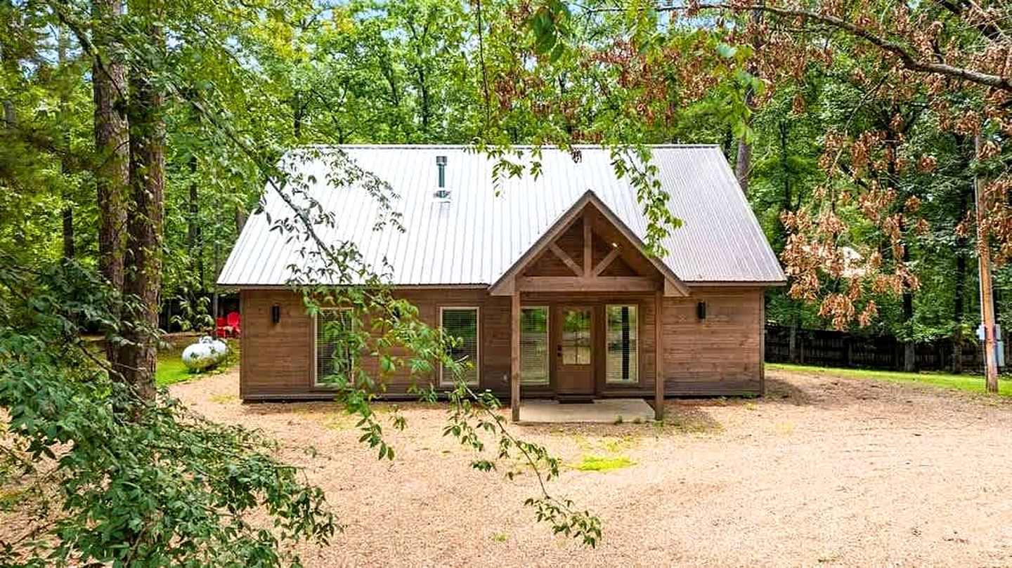 Cozy Pine-Lined Cabin with Hot Tub & Fire Pit Near Broken Bow Lake, Broken Bow OK
