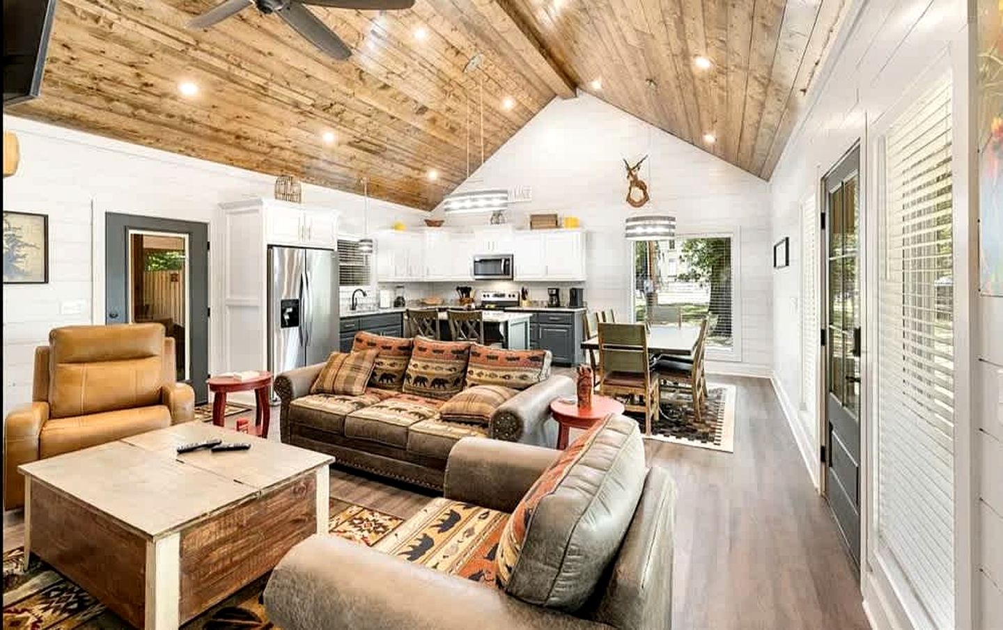 Cozy Pine-Lined Cabin with Hot Tub & Fire Pit Near Broken Bow Lake, Broken Bow OK