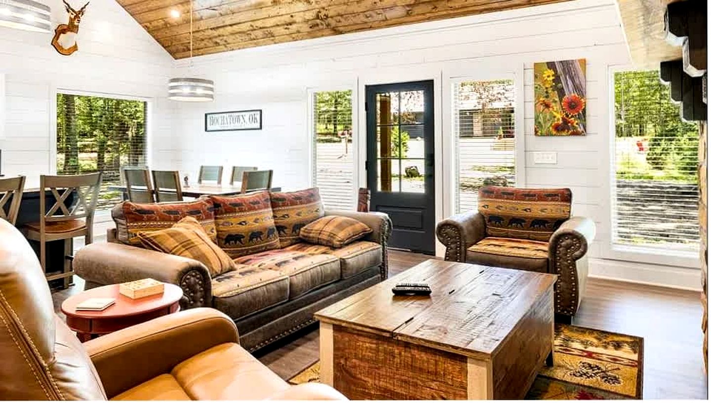 Cozy Pine-Lined Cabin with Hot Tub & Fire Pit Near Broken Bow Lake, Broken Bow OK