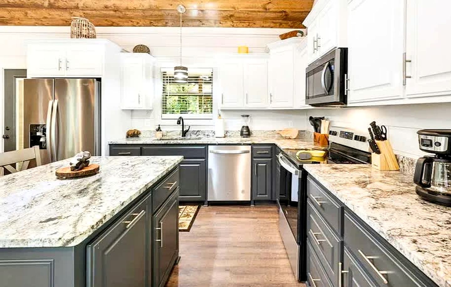 Cozy Pine-Lined Cabin with Hot Tub & Fire Pit Near Broken Bow Lake, Broken Bow OK