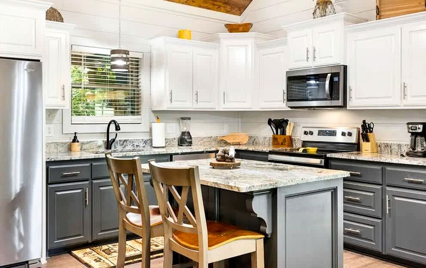 Cozy Pine-Lined Cabin with Hot Tub & Fire Pit Near Broken Bow Lake, Broken Bow OK