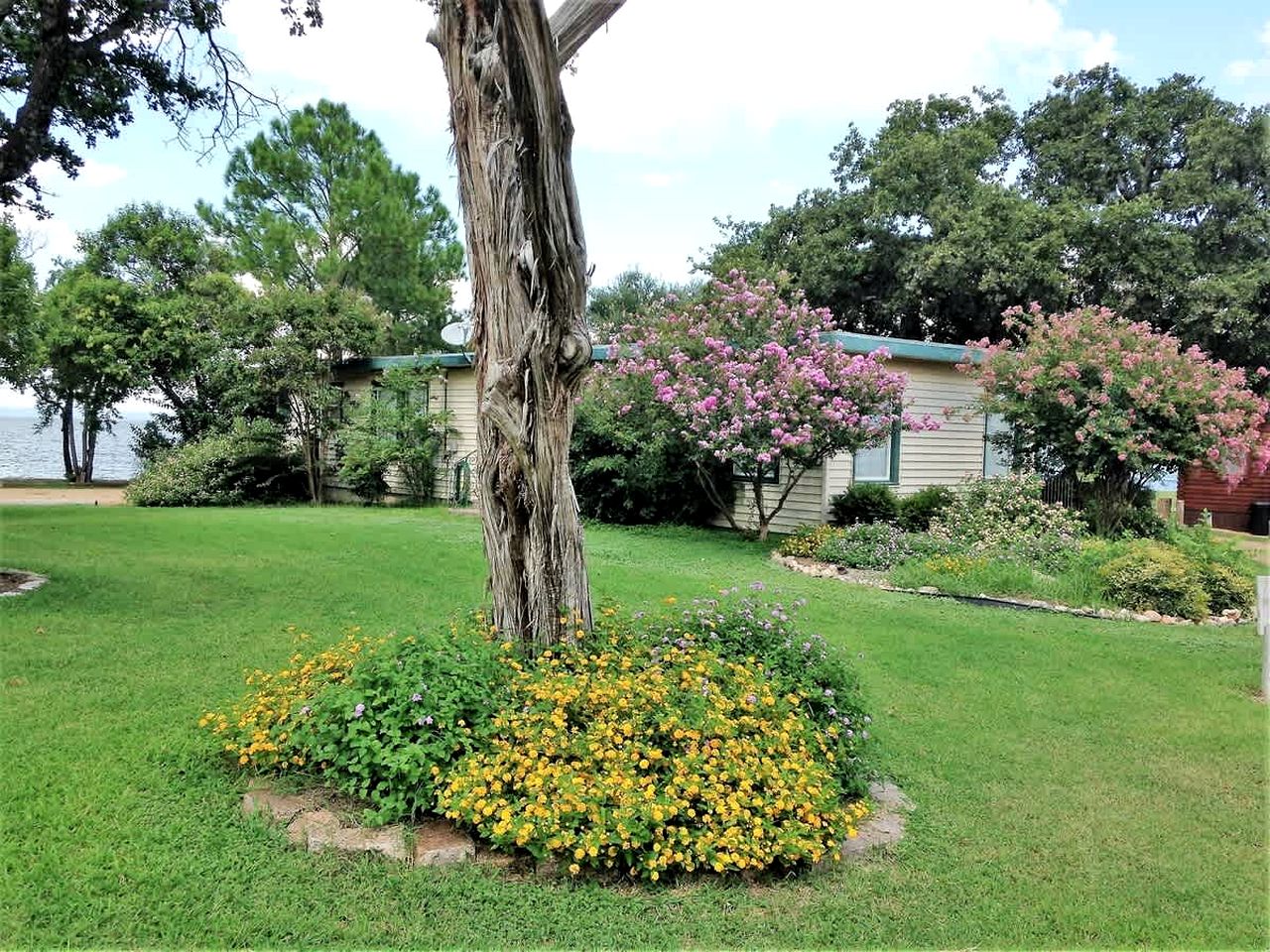 Unwind at Lake Buchanan: Charming Cabin, Panoramic Views, Outdoor Activities & Vineyards in Texas