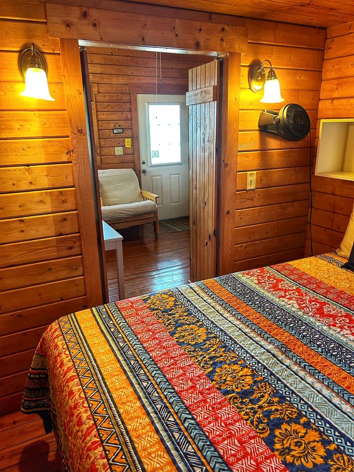 Unwind at Lake Buchanan: Charming Cabin, Panoramic Views, Outdoor Activities & Vineyards in Texas