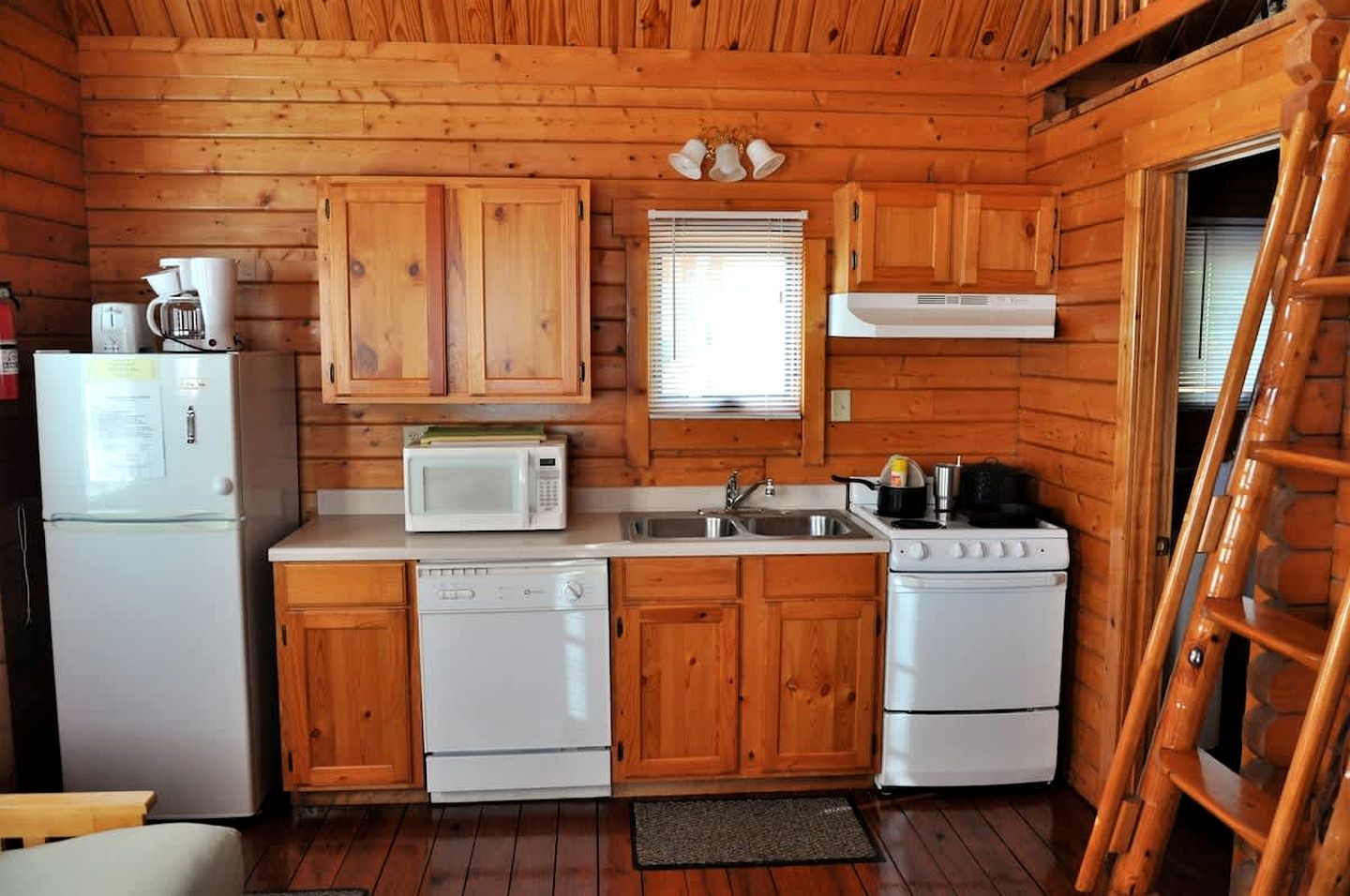 Charming Lakeview Cabin with Firepit Near Vineyards and Adventure Escapes in Buchanan Dam, Texas