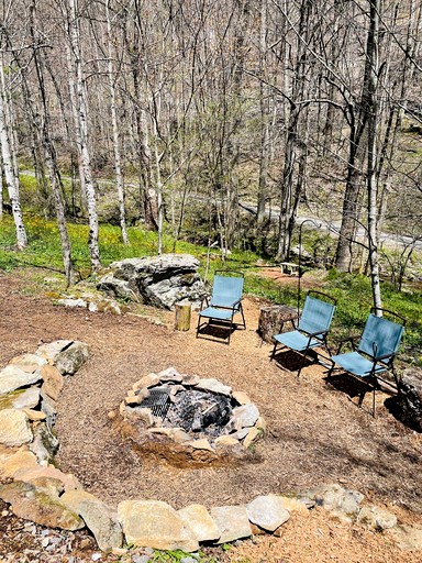 Off Grid Tiny Cabin Ideal for Couples in Burnsville, North Caroline | Cabins (Burnsville, North Carolina, United States of America)