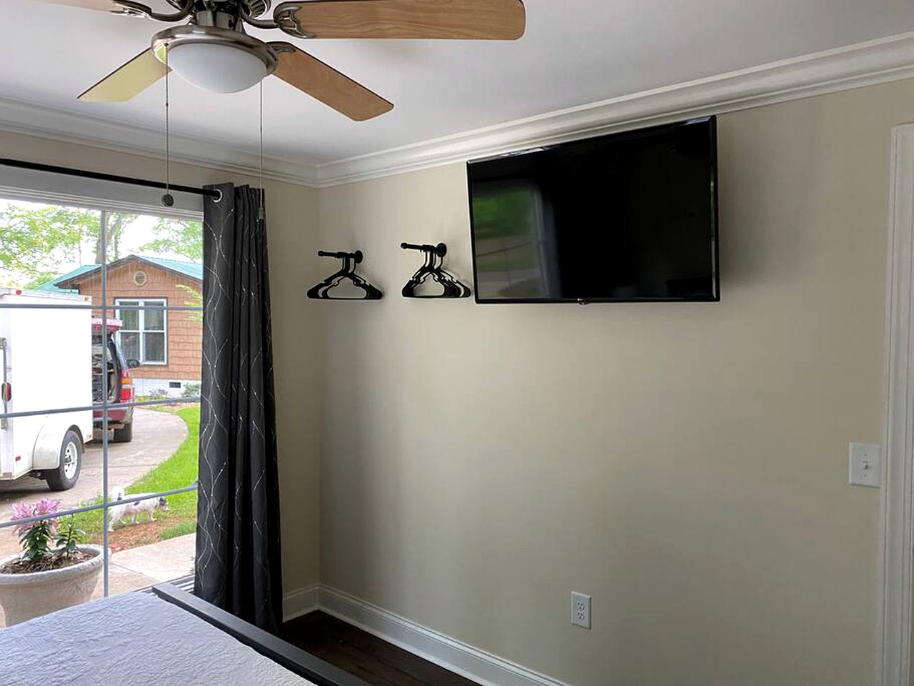 Waterfront Cottage with Fire Pit, Kayaks, Dock and Picnic Space in Charlotte, North Carolina