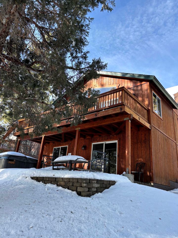 Enchanting Mountain Cabin Retreat near Big Bear Lake & Meadow Park, California
