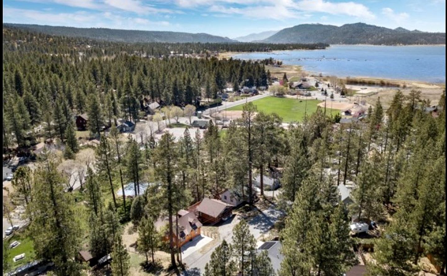 Enchanting Mountain Cabin Retreat near Big Bear Lake & Meadow Park, California